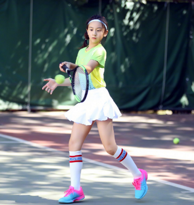 田亮晒女儿近照身高失控网友目测腿长有两米