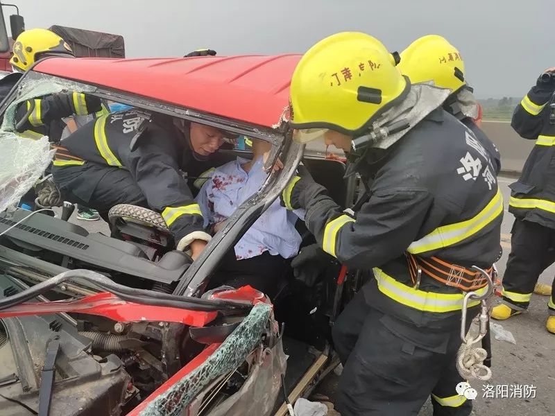 洛阳市208国道黄河大桥发生车祸 人员被困 消防员紧急救援