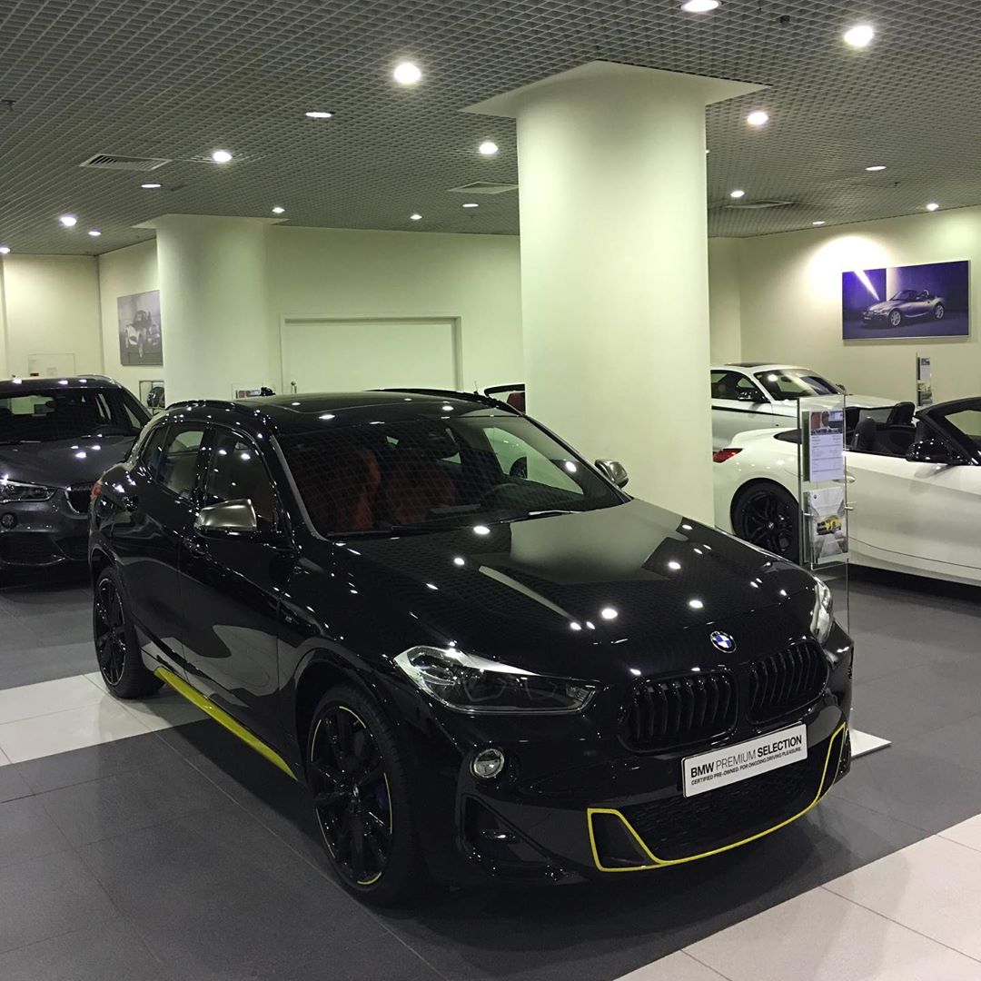 宝马x2海外实车炫酷的全黑风格