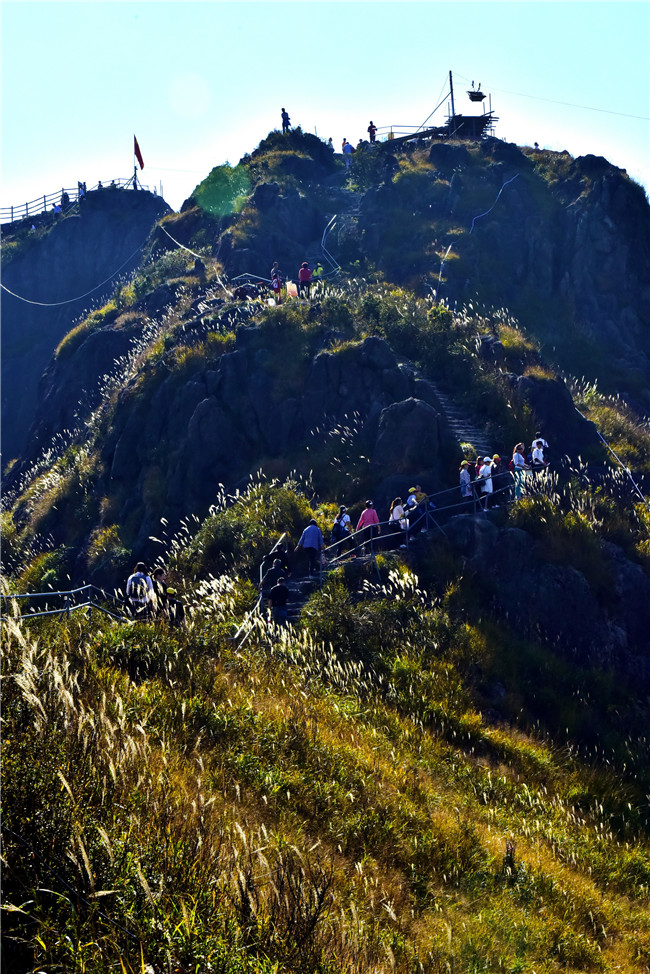 金子山海拔1417米,是广东第八高峰,因险,崎,峻,陡,峭而著称,是岭南