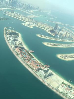 直升机鸟瞰迪拜棕榈岛很壮观