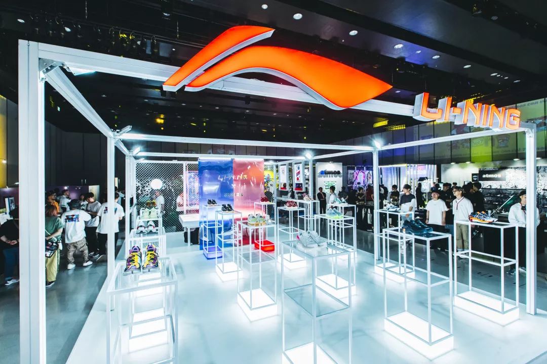 就请跟随我们的视角"行"走潮流江湖李宁再次成为瞩目焦点本届atmos