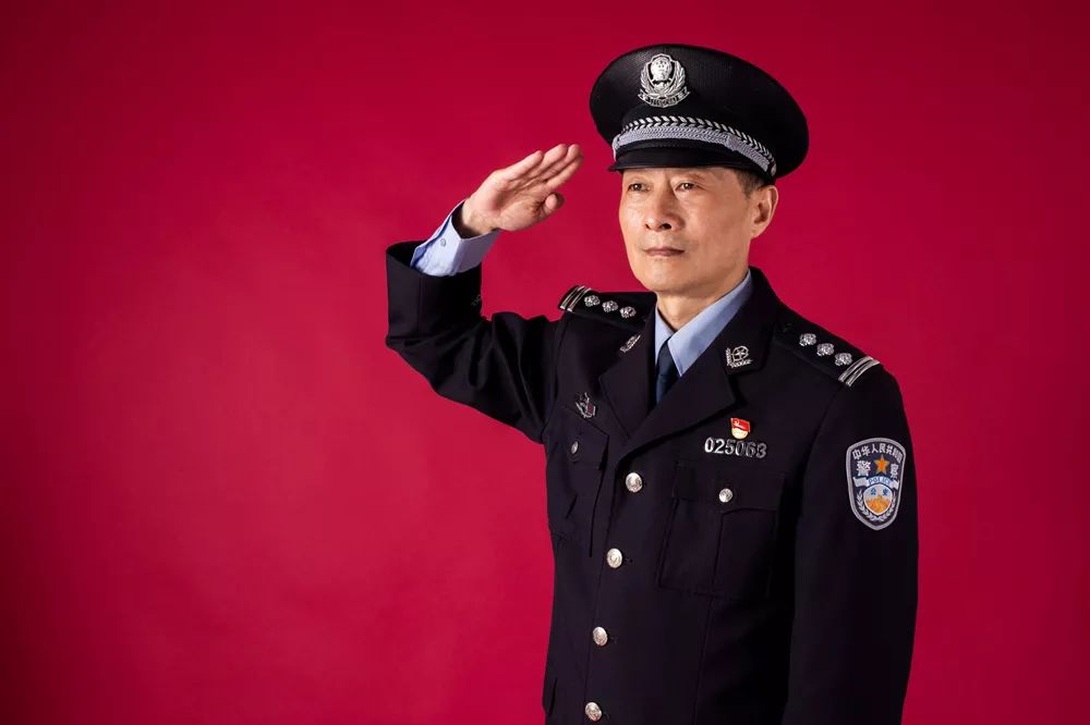 尹鹤民一级警督老尹是一名内勤民警,他的工作虽然不像刑警那样轰轰烈