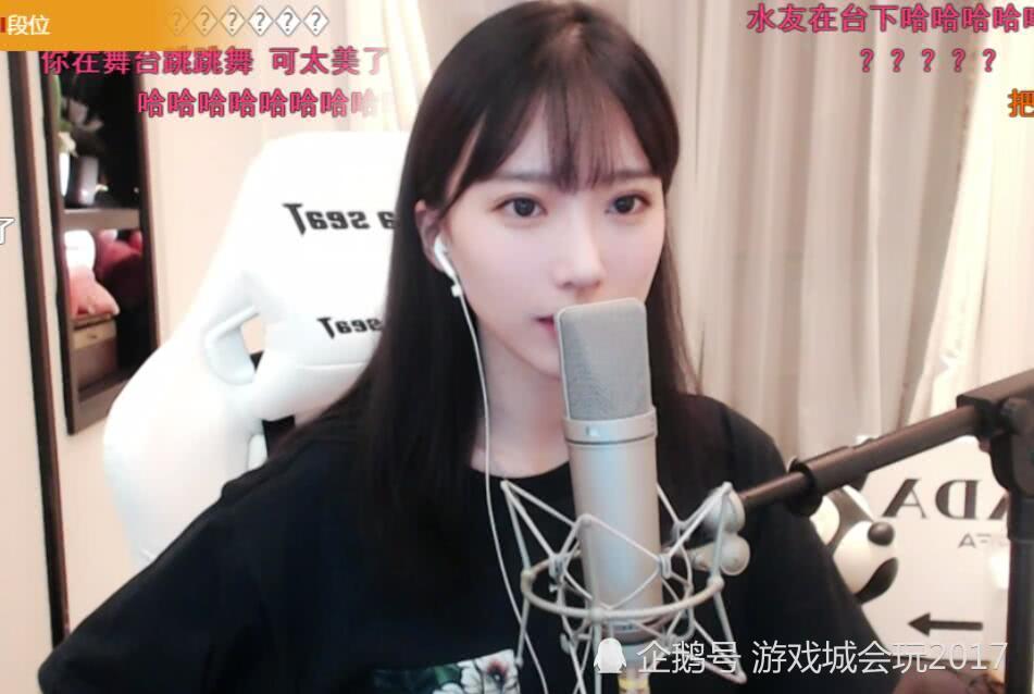 斗鱼知名娱乐主播线下被粉丝偶遇颜值被评为斗鱼排名前三的主播