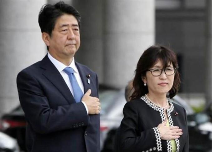 日本女軍官她的經歷真的是非常的傳奇,從剛開始被安倍晉三看中長相