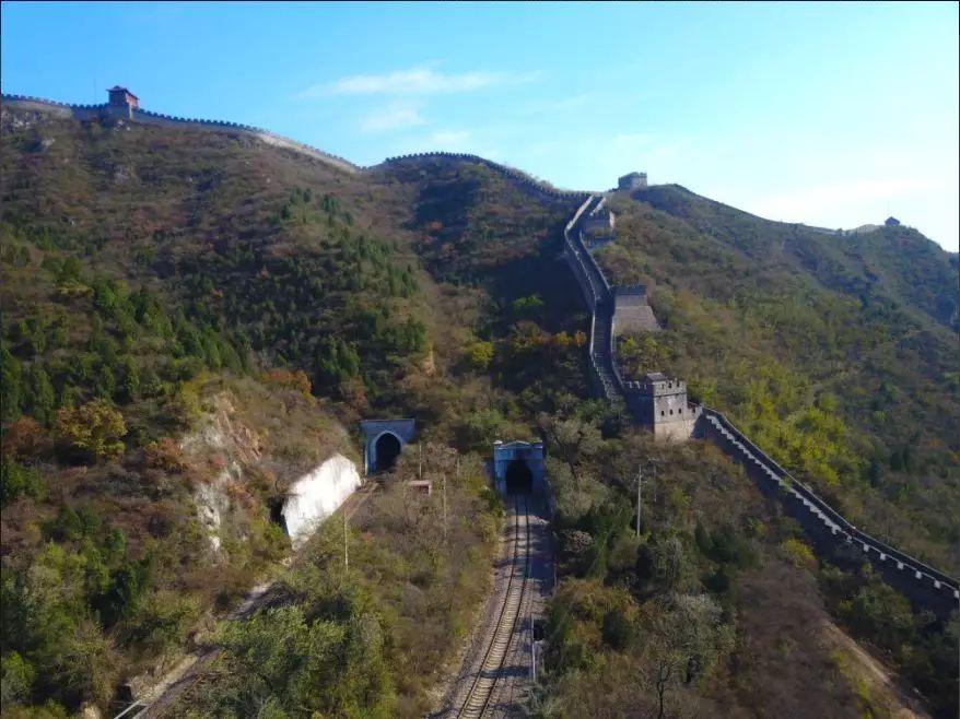 左边的房屋就是詹天佑当年修建八达岭隧道时居住的地方.