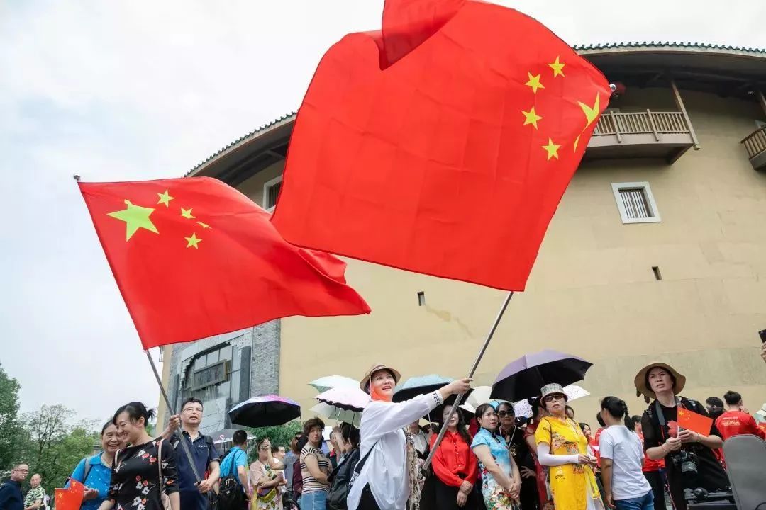 与"五星红旗"同框的每一秒,都是"洛带人"心底最终极的"骄傲"!