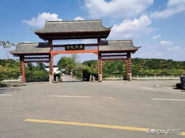 贾家镇1994年,1995年分别被国家建设部和四川省列为小城镇建设试点镇
