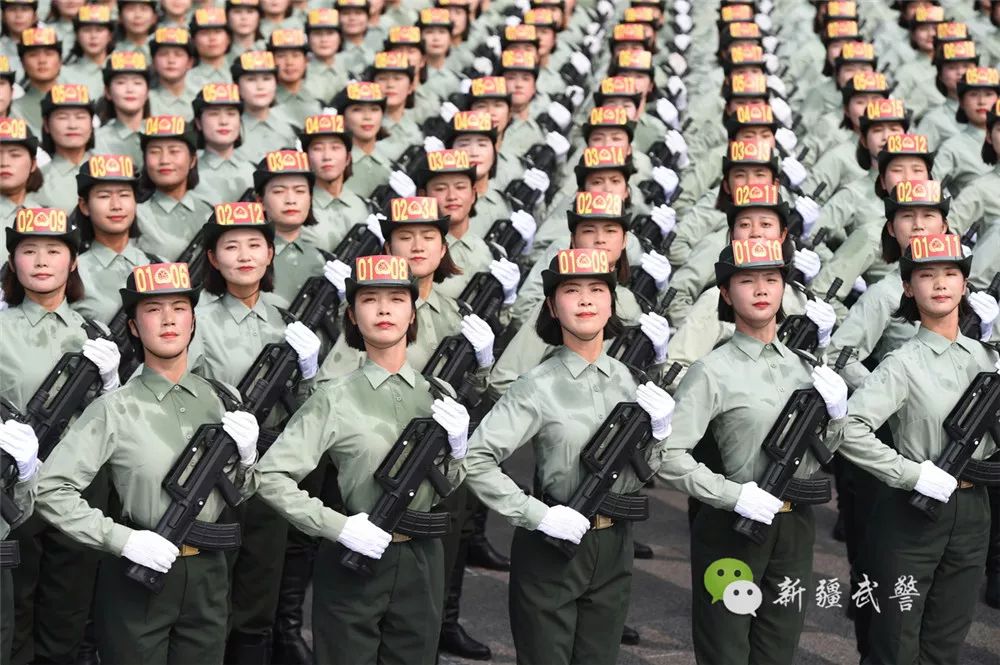 近距離感受2名參加閱兵女兵風采