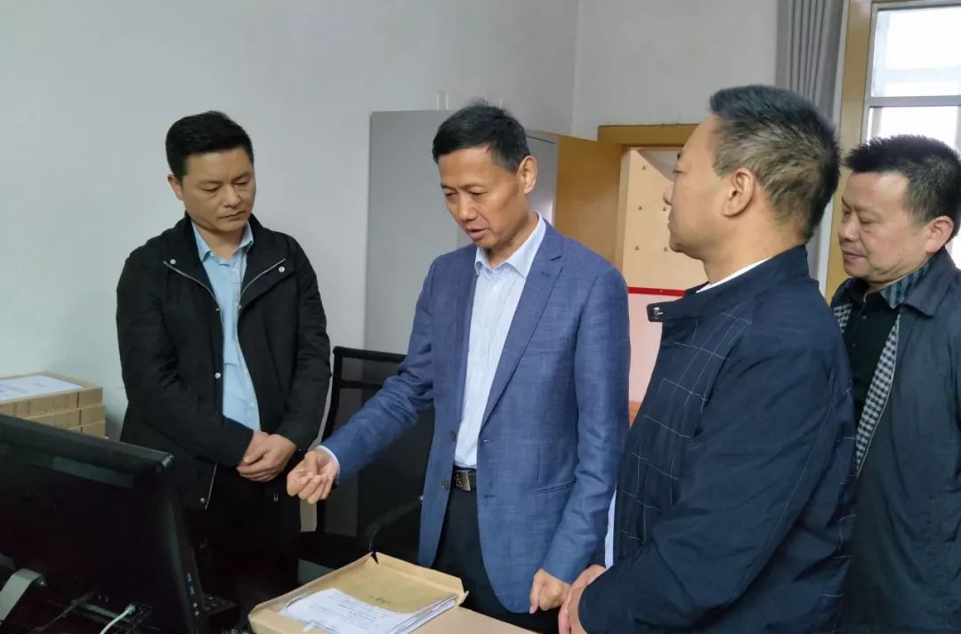 关注镇巴县委书记赵勇健到扶贫发改卫健系统调研指导工作