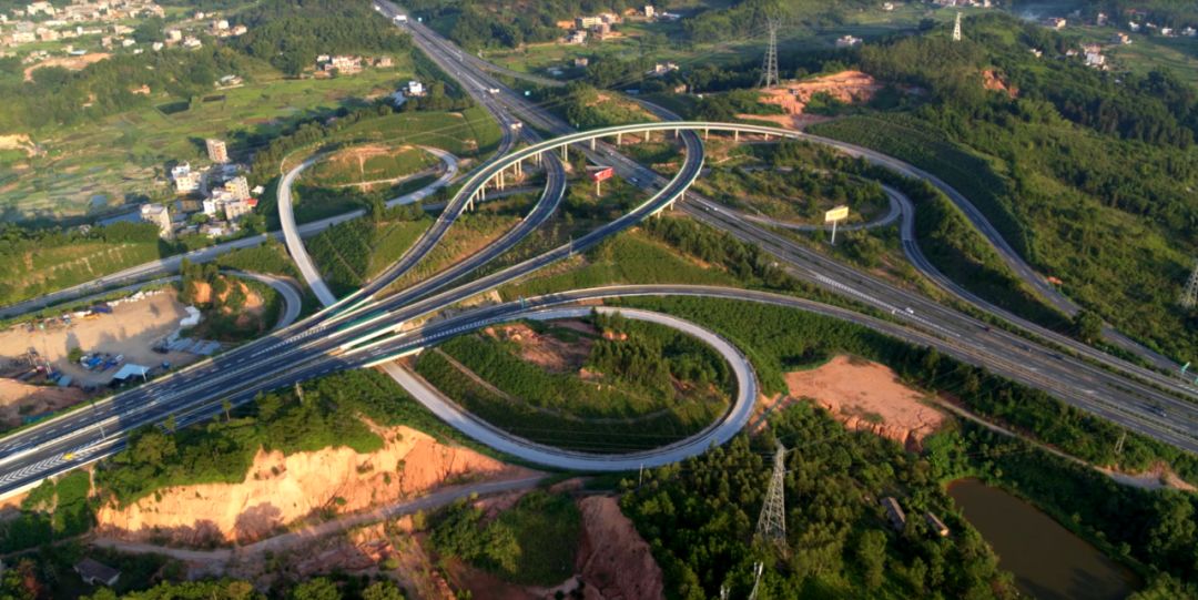 高速公路,国道,省道等"四通八达"的繁荣景象在国道g236线鲤麻尾路段