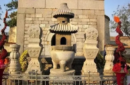 赤身裸体,怕私藏文物,但是而参与扒墓的人,却守口如瓶,真是许褚进曹营