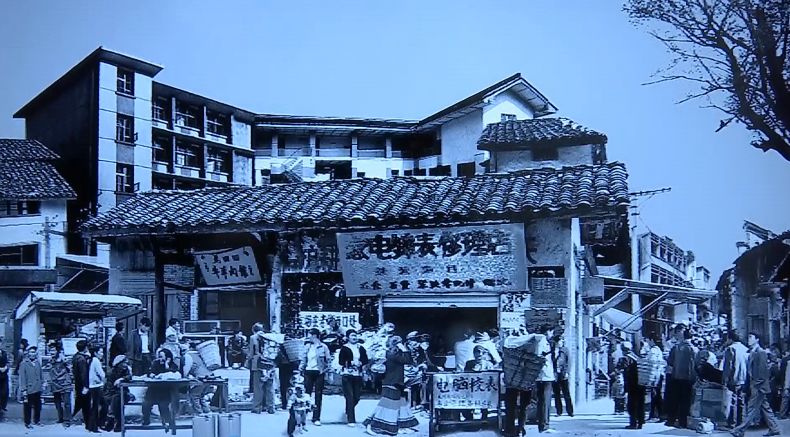 从黑白到彩色攀枝花这位老人用相机记录下一座县城的时代变迁