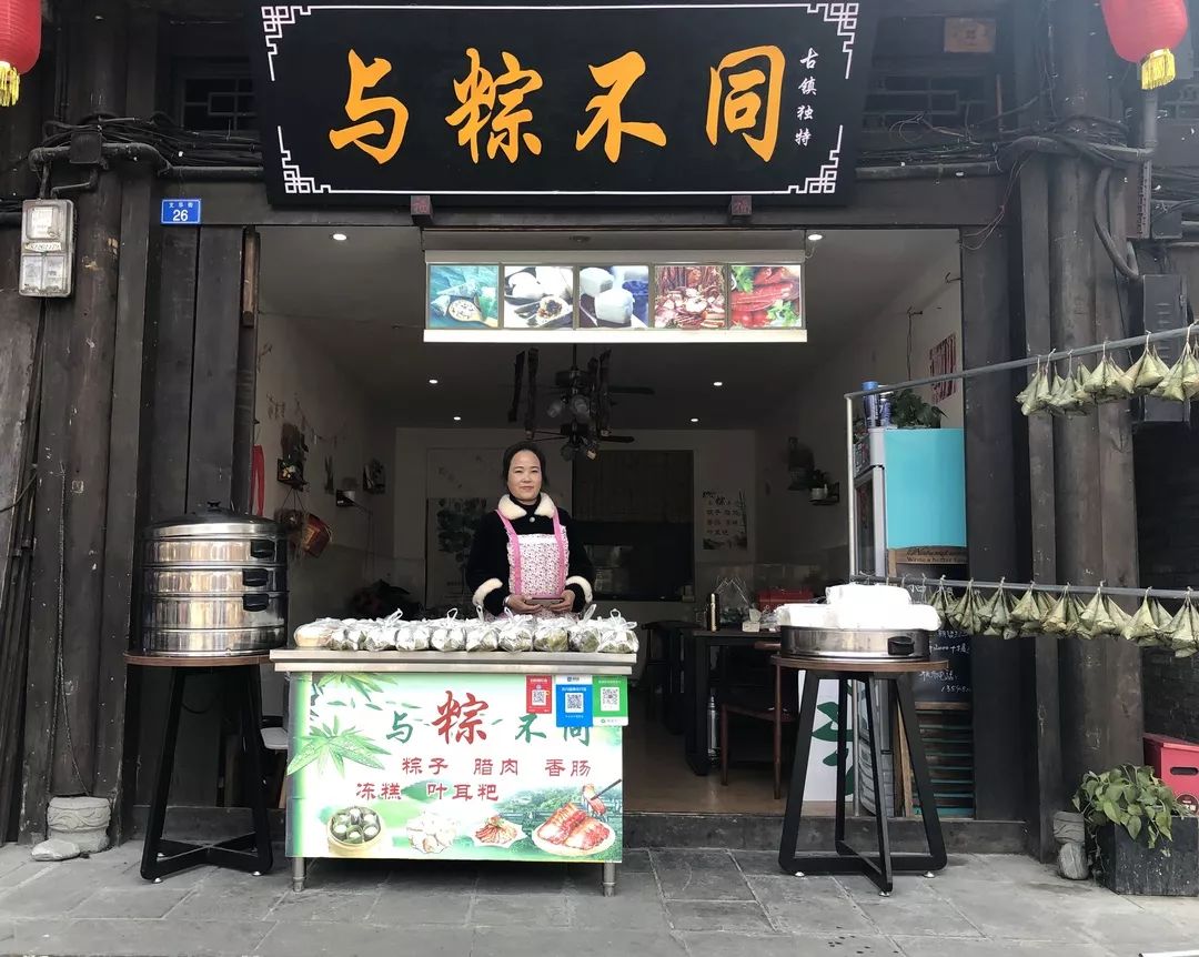 说到为什么要开粽子店,文姐告诉记者:"我姥姥曾经就是做粽子的,她所做