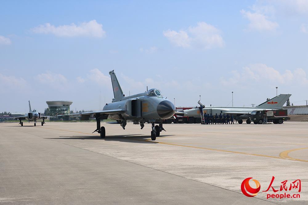 闻令而动护战鹰东部战区空军航空兵某旅机动转场