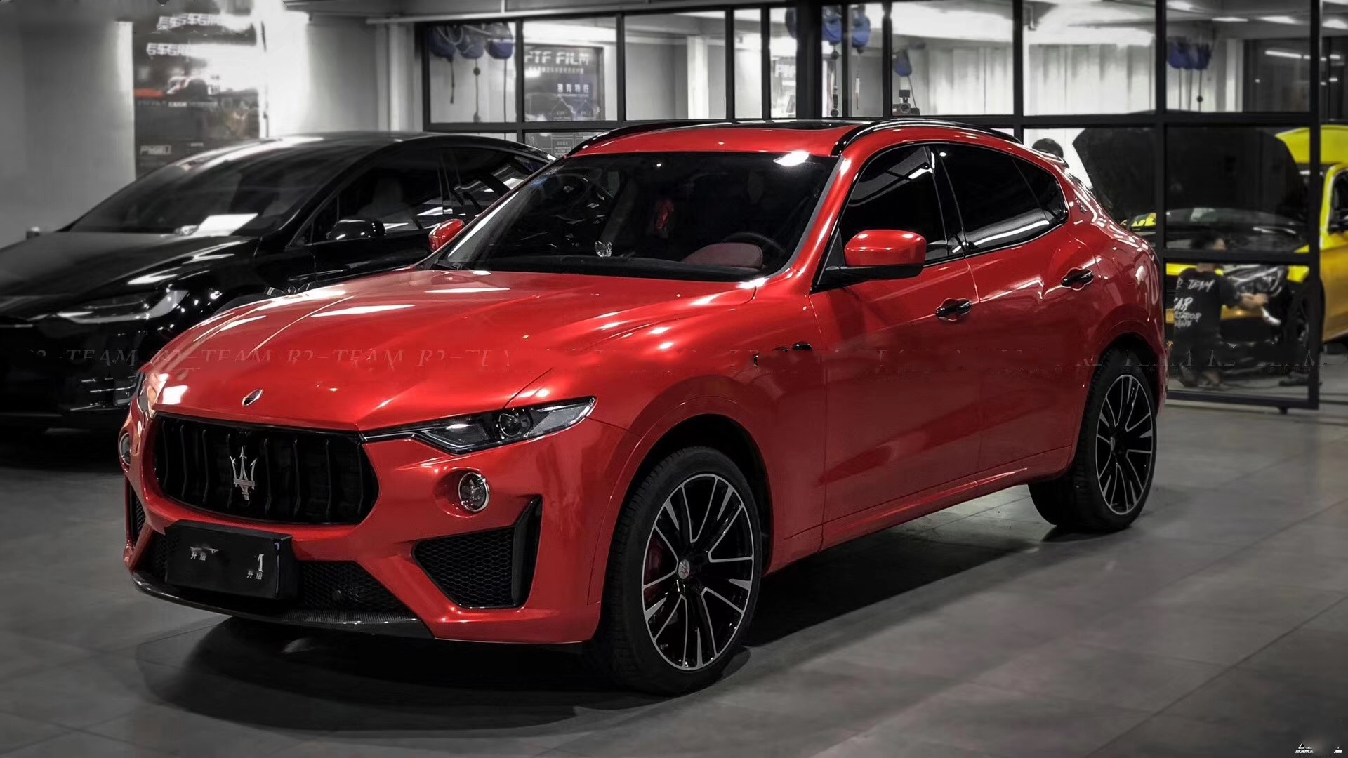 魅力红玛莎拉蒂开上街了 大家都躲开