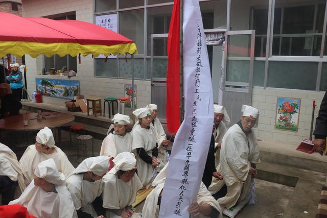 请看农村这位老人去世后丧事风俗