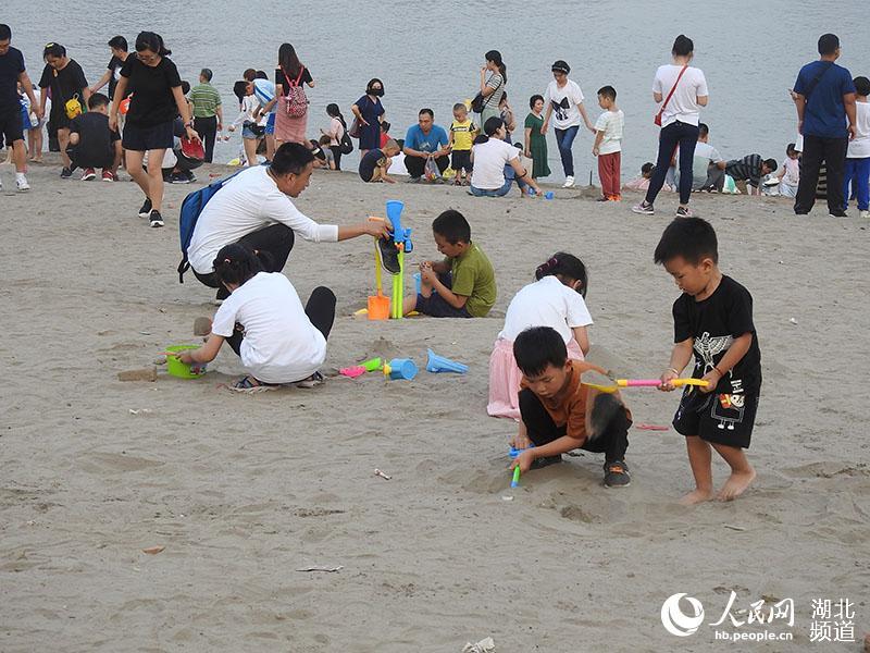 漢口江灘退水變沙灘 國慶成為大眾遊樂灘