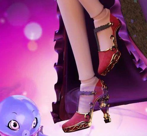 毒夕绯这双红色的镶金高跟鞋,相信是很多女生都喜欢的吧!