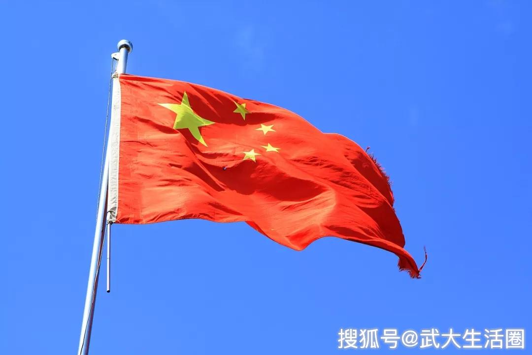 这段跨越20年的故事是95后的成长故事祖国70年的发展历程更是当代中国