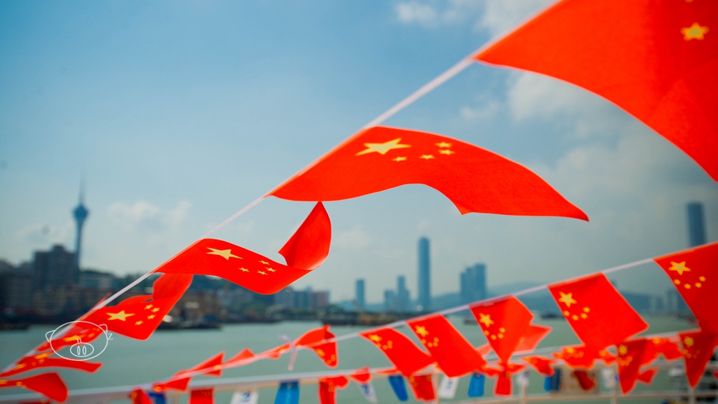 挂满旗是航海专业术语,旗帜指的是船舶信号旗,无线电未应用的年代