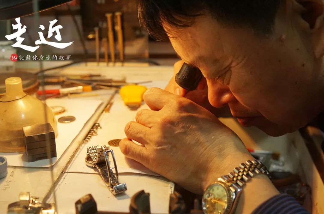 专访l 綦江no.1钟表师40年的坚守!修过30万的表,他是时间的摆渡人!_罗