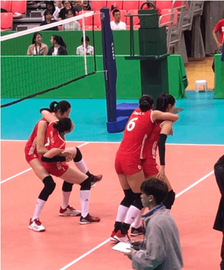 朱婷公主抱姚迪抱不动,和龚翔宇玩摔跤秒杀,还教队友跳舞_中国女排