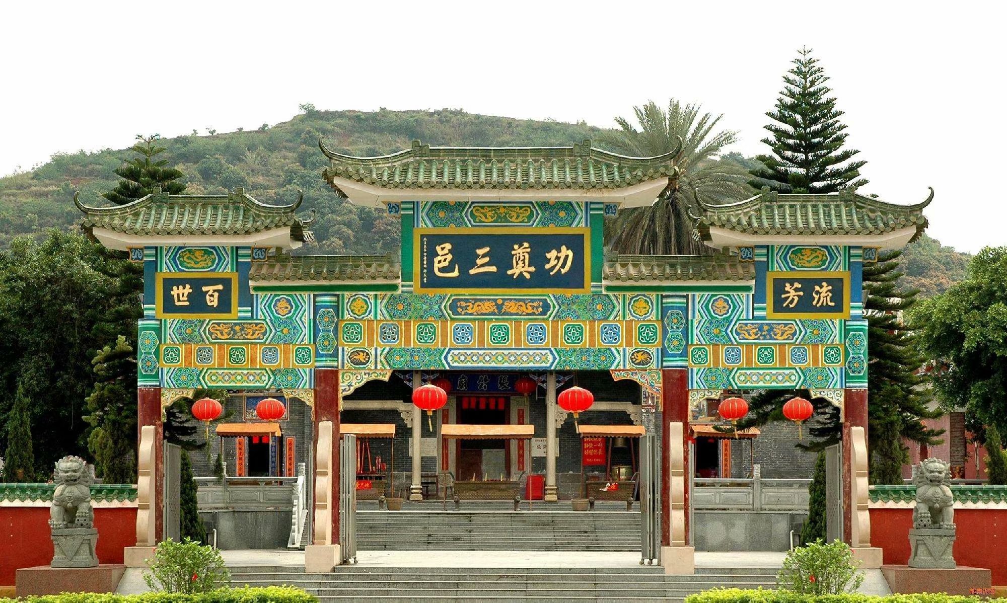 下联:将军登虎帐,堂堂正气镇乾坤.上联:督府竖龙旗,赫赫英灵荡妖寇.