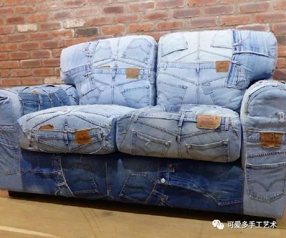 家里的沙发用太久了,又旧又脏的,还有点破,旧牛仔裤上阵,一定是它们最