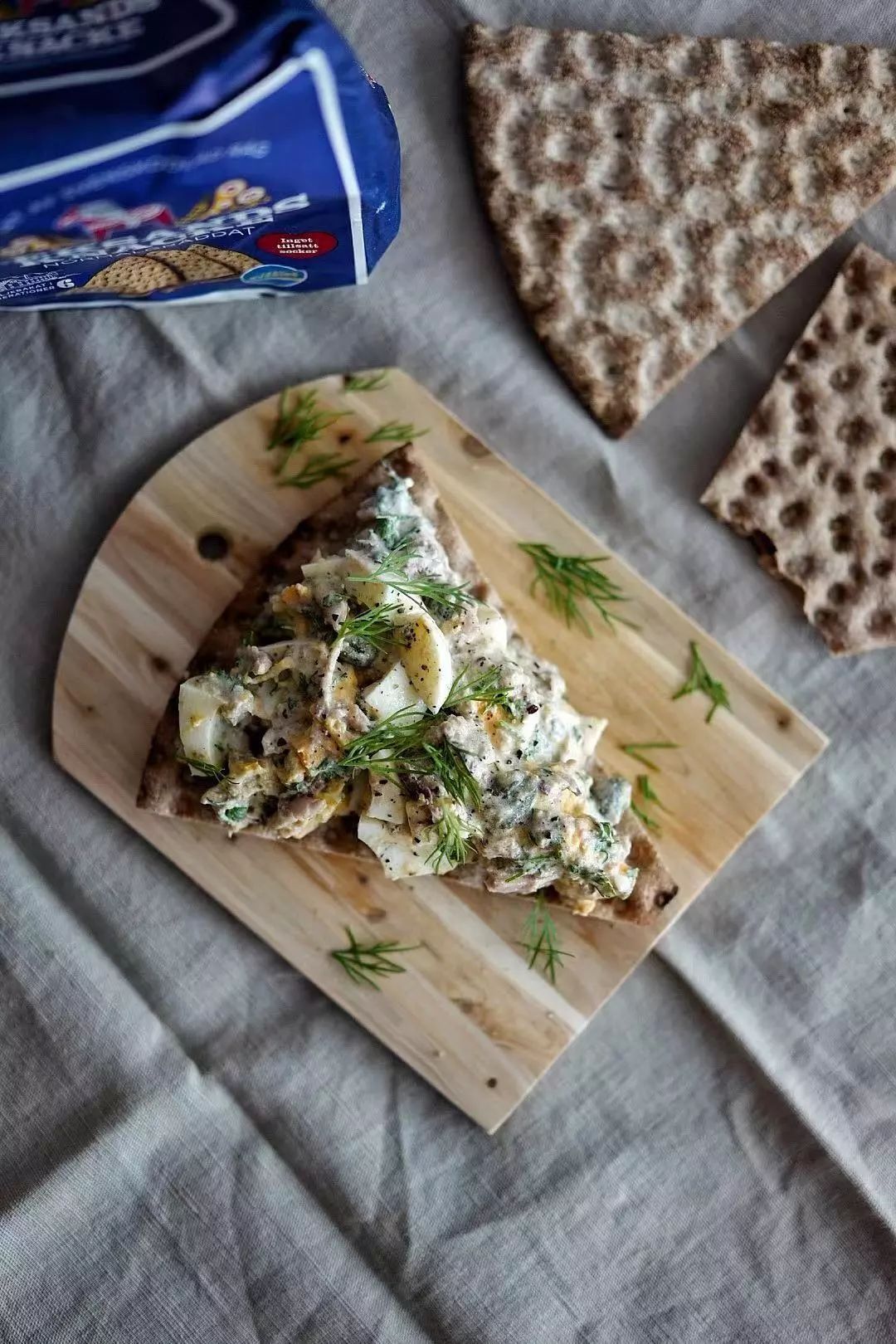 gubbröra on crispbread瑞典鸡蛋腌鱼沙拉很是有意思的组合屋内一
