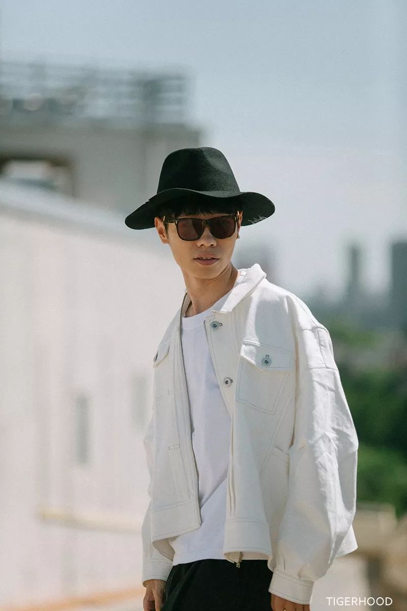 歌手李行亮:聆听都市霓虹律动, 看到精致生活恋爱的侧脸