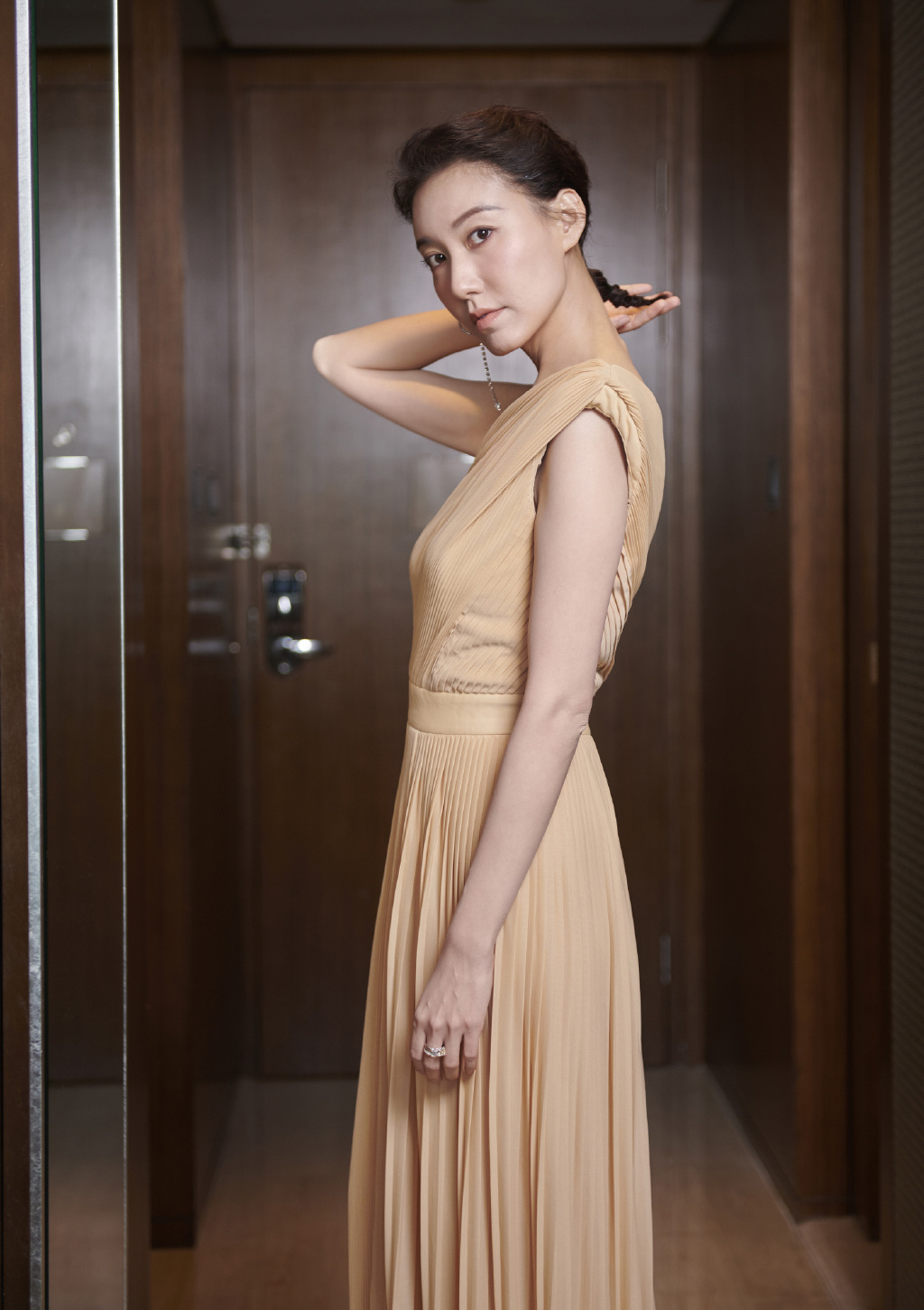 高露身穿一袭裸色斜肩连衣裙端庄大气精致优雅气质感真好