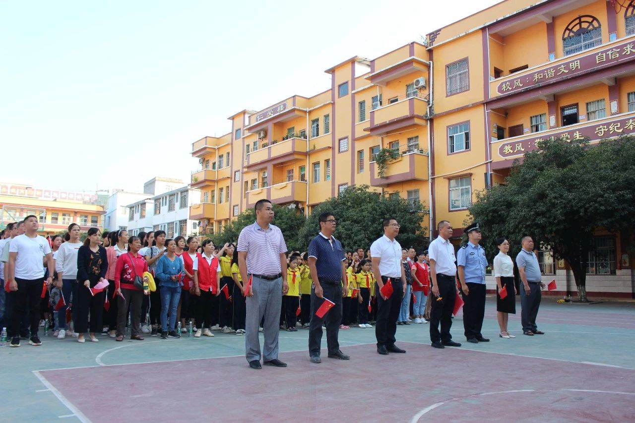 信都镇热烈庆祝中华人民共和国成立70周年!