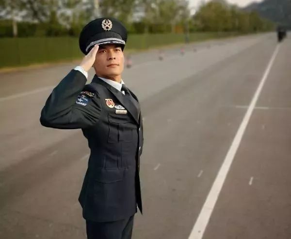 荣耀我市唯一一名国庆受阅文职人员程浩凯旋而归