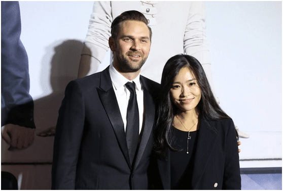 张艺谋36岁女儿张末携老公现身,夫妻二人搂肩微笑甜蜜十足