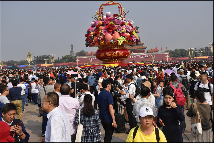 北京国庆假期已近尾声 天安门广场依旧人山人海游客"打卡"热度不减