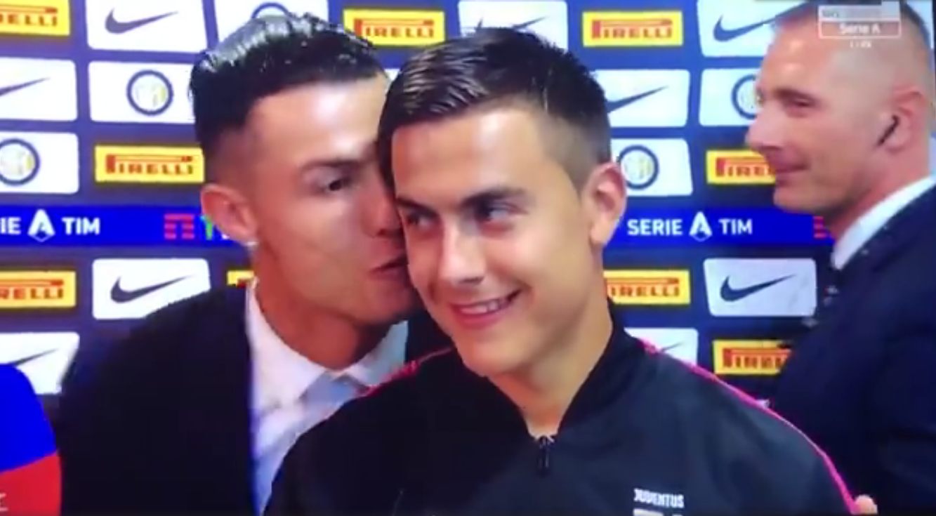 霸道总裁上线!迪巴拉赛后混合区采访,c罗经过突然亲吻,小魔仙羞涩