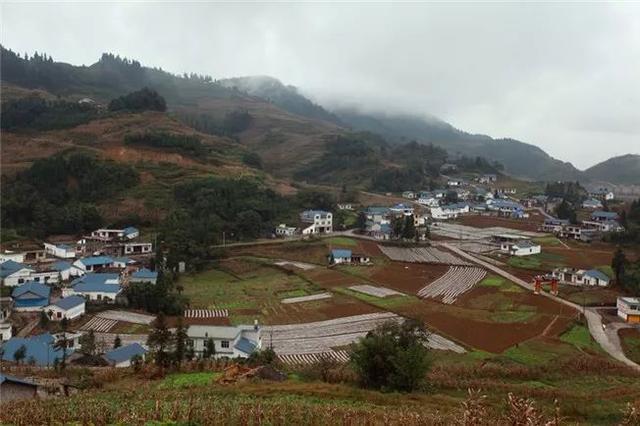 丁家坝信步走进威信县罗布镇簸火村丁家村民小组,一幅美丽的新农村