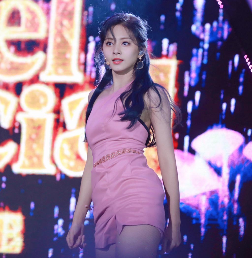 原创舞台上的周子瑜英姿飒爽的她是那么的迷人举手投足间都是气质