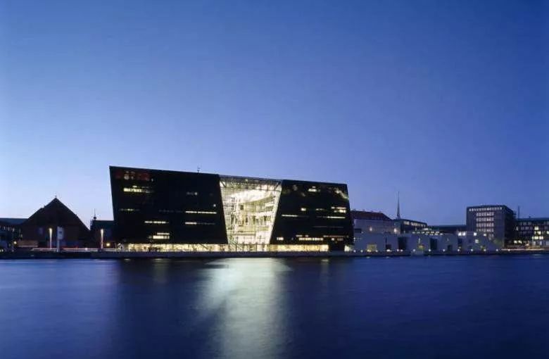 丹麦国家美术馆大楼前的喷水池放置各种设计优良的休闲椅,它引导你