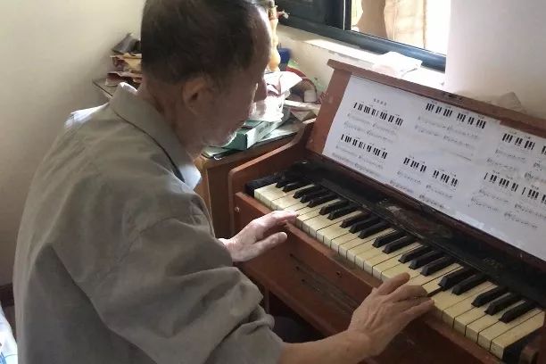 退休十四党支部,有位8旬老人名叫于再生,他用一架破旧的老式脚踏风琴