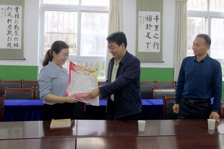 旬阳县四大班子领导走访慰问55位道德模范和身边好人