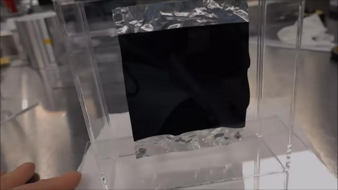 这意味着如果在山川上覆盖梵塔黑,你以为会看到黑色的山川,但实际上