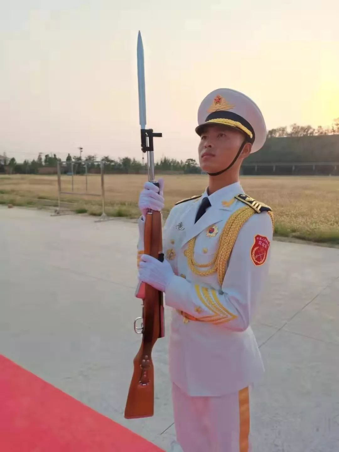 解放军三军仪仗队天安门国旗护卫队中,有一位护旗手是咱们蚌埠小伙,他