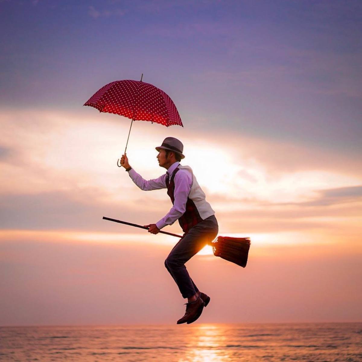 他像哈利·波特一样,骑着一把扫帚满世界飞行