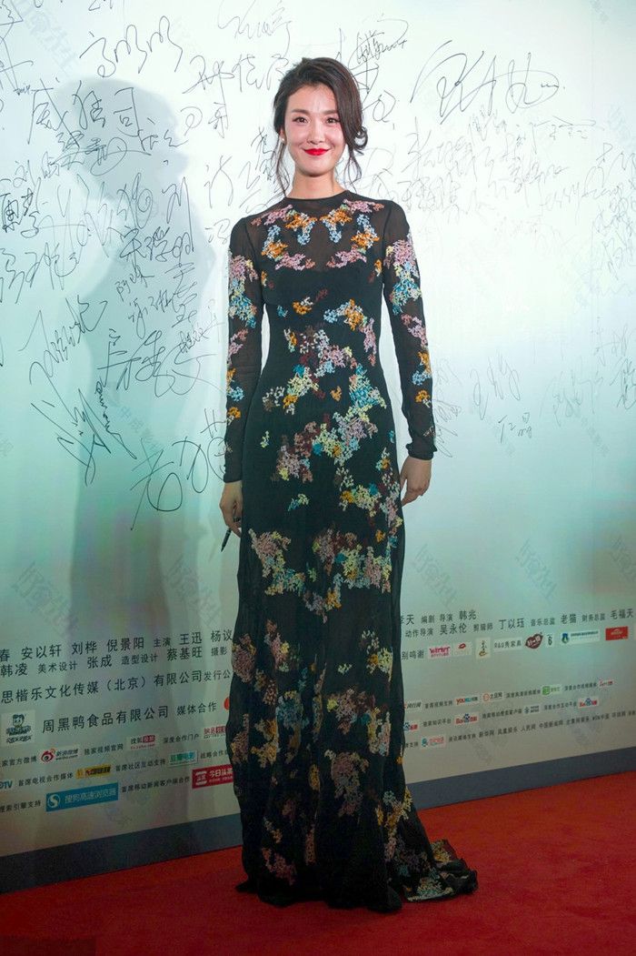 超有气质的,倪景阳的身高本来就不差,加上这一身修身的旗袍,收腰的