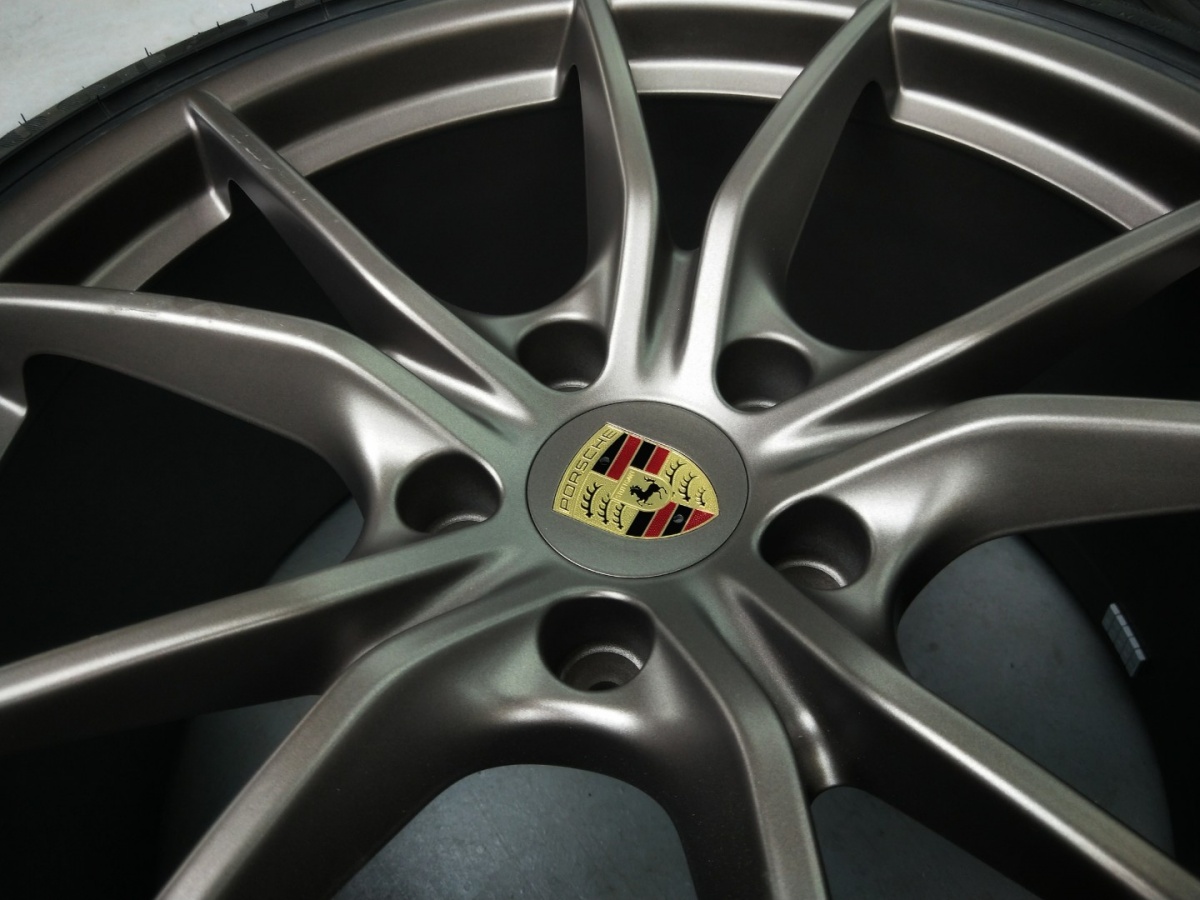 卡钳颜色不服胃口喷漆改色还是烤漆改色保时捷718告诉你