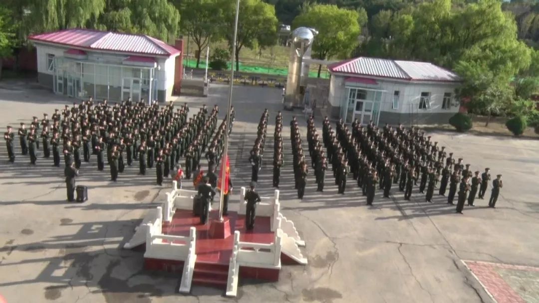 驶入车站,第73集团军58名受阅官兵凯旋归来,部队在站台举行了欢迎仪式