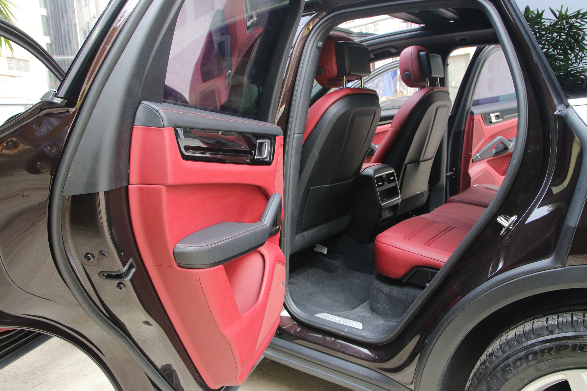 保时捷卡宴黑色改原厂波尔多红黑相配真皮内饰座椅