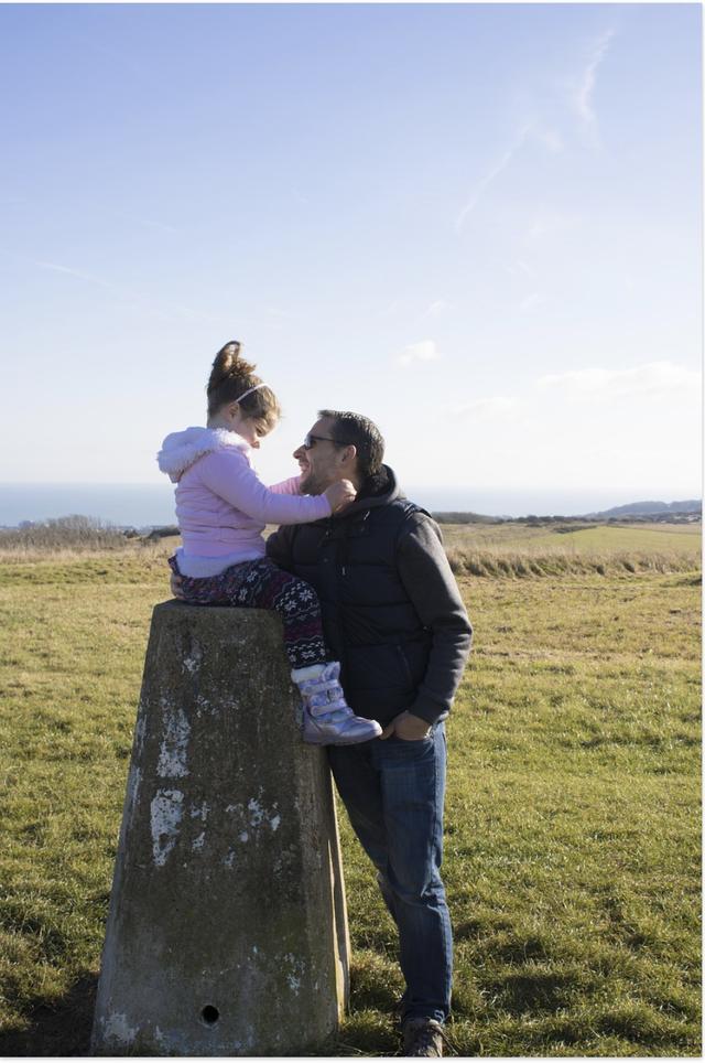商场里爸爸抱着孩子边走边哭路人询问爸爸的话让人落泪